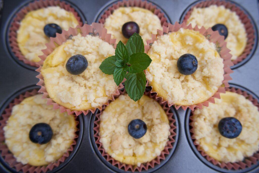 Käsekuchen-Muffins mit Streuseln vegan