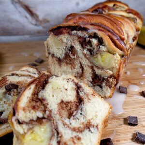 Veganer Hefezopf (Babka) mit Banane und Schokolade