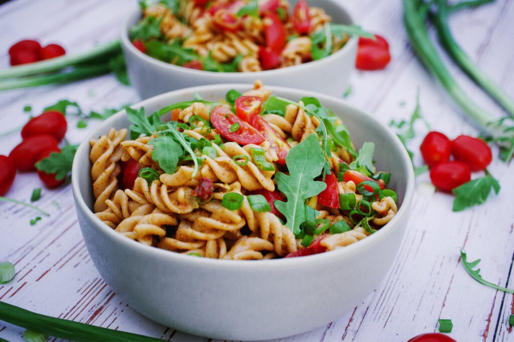 Teller mit veganem Nudelsalat