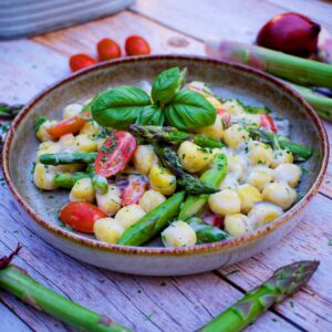 Gnocchi mit grünem Spargel und Tomaten